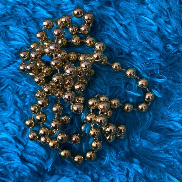 Golden plastic spherical beads necklace (slightly longer) - Picture 4 of 6